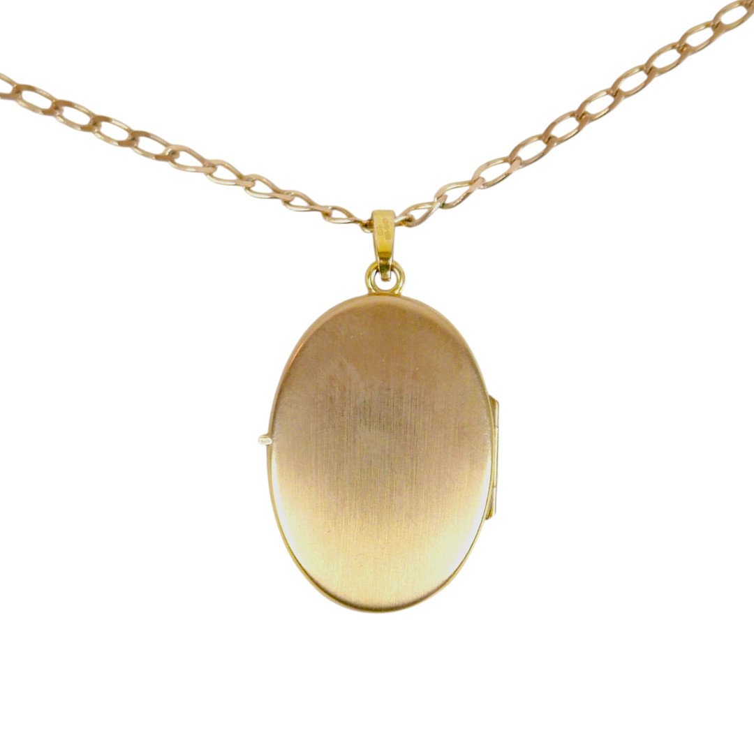 A 9CT GOLD NECKLACE AND LOCKET.