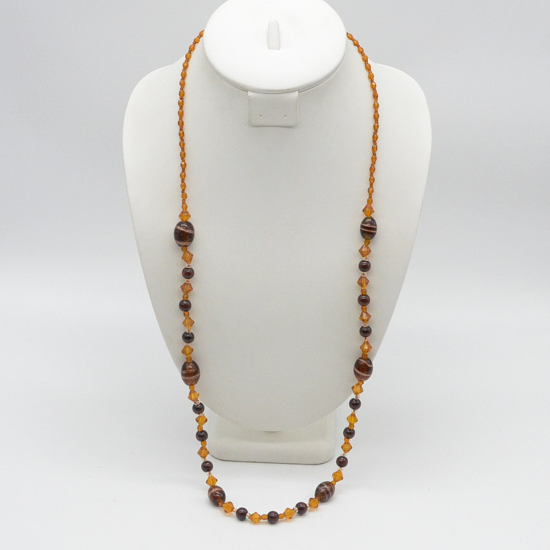 MURANO GLAS PERLENCOLLIER, BRAUN ORANGE, GOLDFLITTER, FACETTIERTE PERLEN, VERGOLDETER VERSCHLUSS, CA. 82 CM, 20. JAHRHUNDERT.