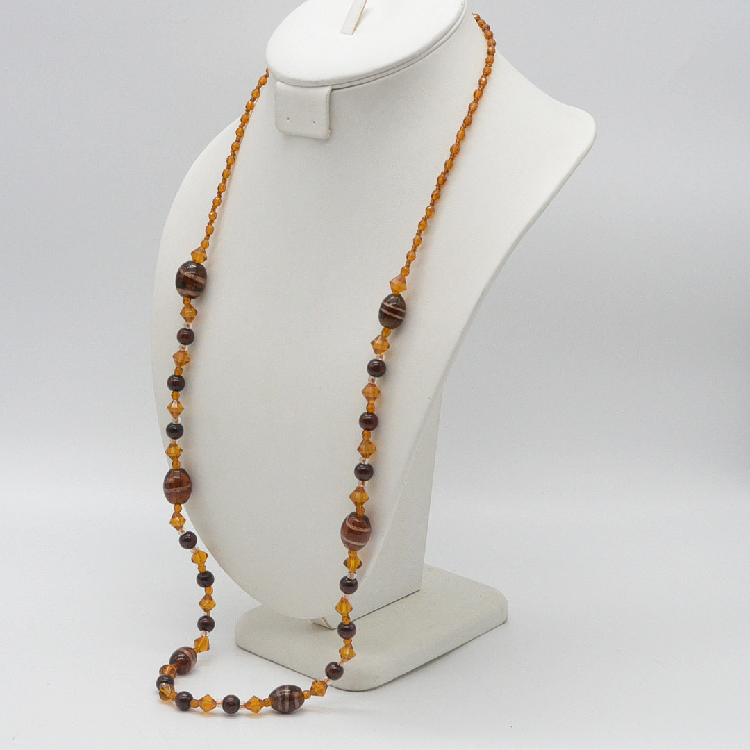 MURANO GLAS PERLENCOLLIER, BRAUN ORANGE, GOLDFLITTER, FACETTIERTE PERLEN, VERGOLDETER VERSCHLUSS, CA. 82 CM, 20. JAHRHUNDERT.