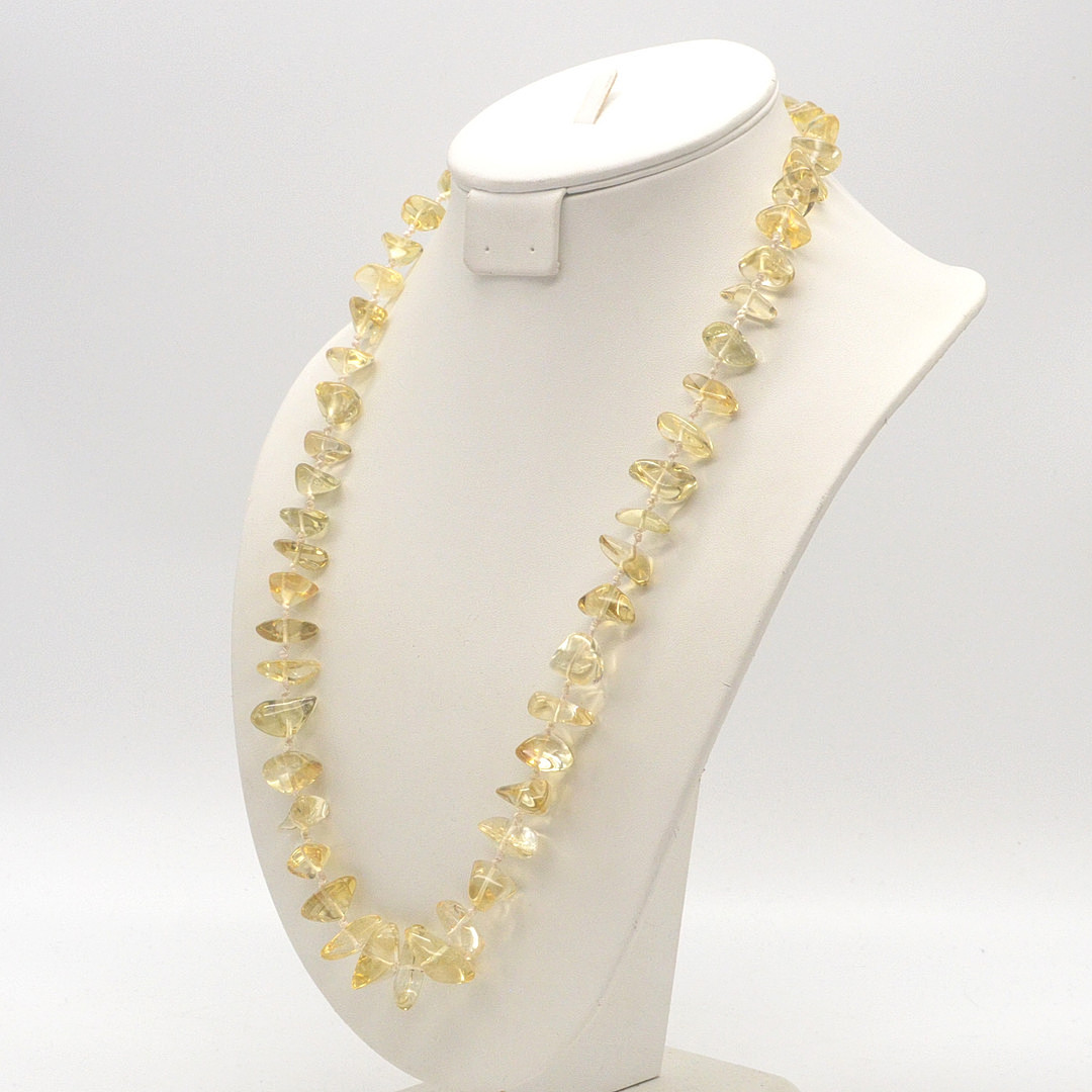 EDELSTEINCOLLIER AUS CITRIN, POLIERTE OBERFLÄCHE, EINZELN GEKNÜPFT, 14 KT GOLD VERSCHLUSS, SPÄTE 20. JH., CA. 66 CM.