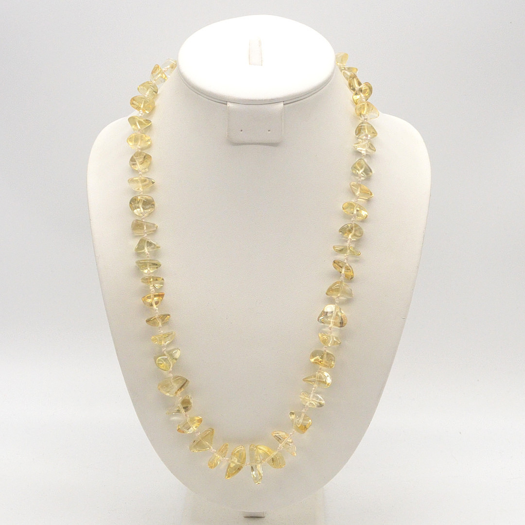 EDELSTEINCOLLIER AUS CITRIN, POLIERTE OBERFLÄCHE, EINZELN GEKNÜPFT, 14 KT GOLD VERSCHLUSS, SPÄTE 20. JH., CA. 66 CM.
