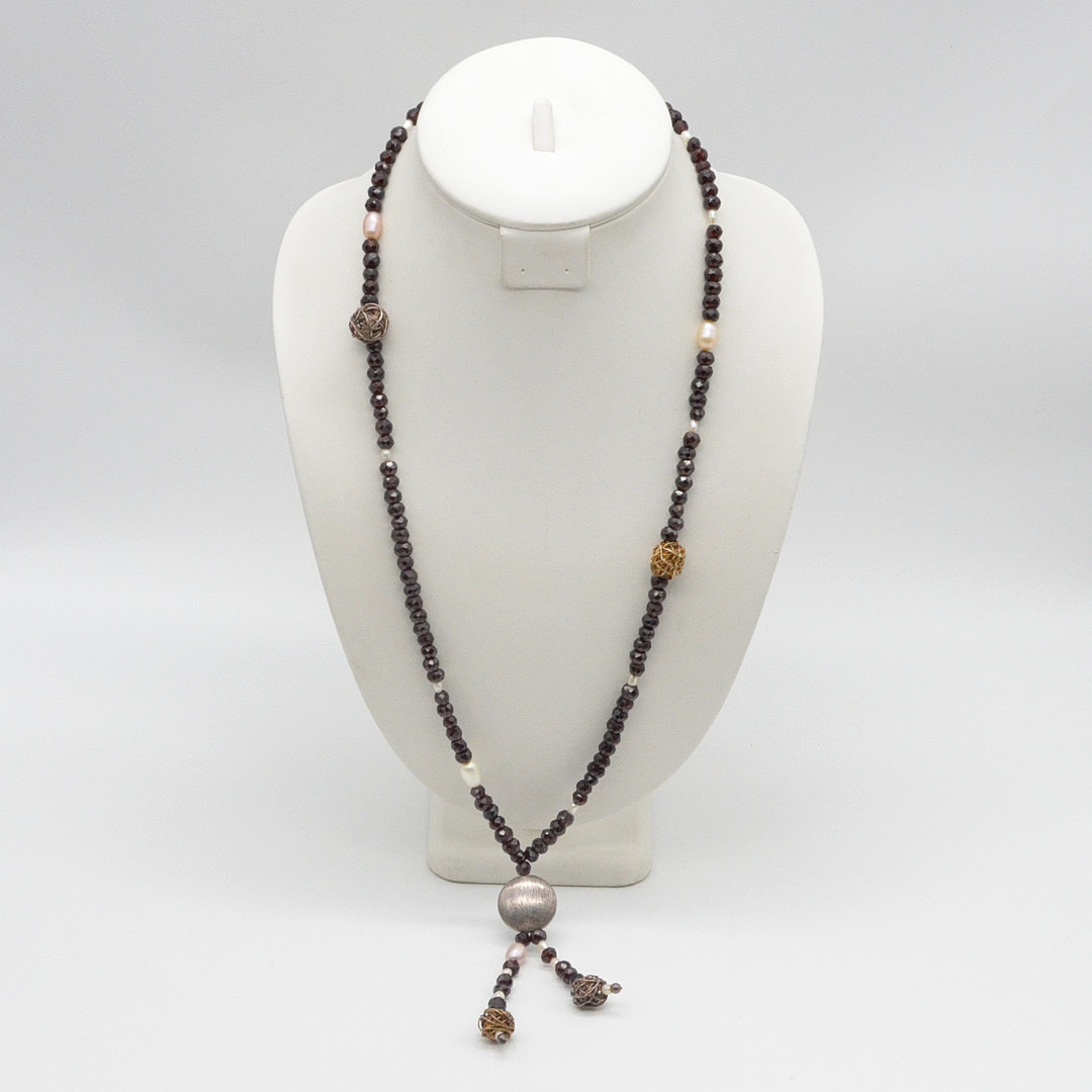 PERLENCOLLIER AUS FACETTIERTEM ALMANDIN, ASYMMETRISCHE STRUKTUR MIT SILBERDRAHTKUGELN UND NATÜRLICHEN ZUCHTPERLEN, HANDGEMACHT, HAKENVERSCHLUSS AUS STERLINGSILBER, VINTAGE, CA. 71 CM.