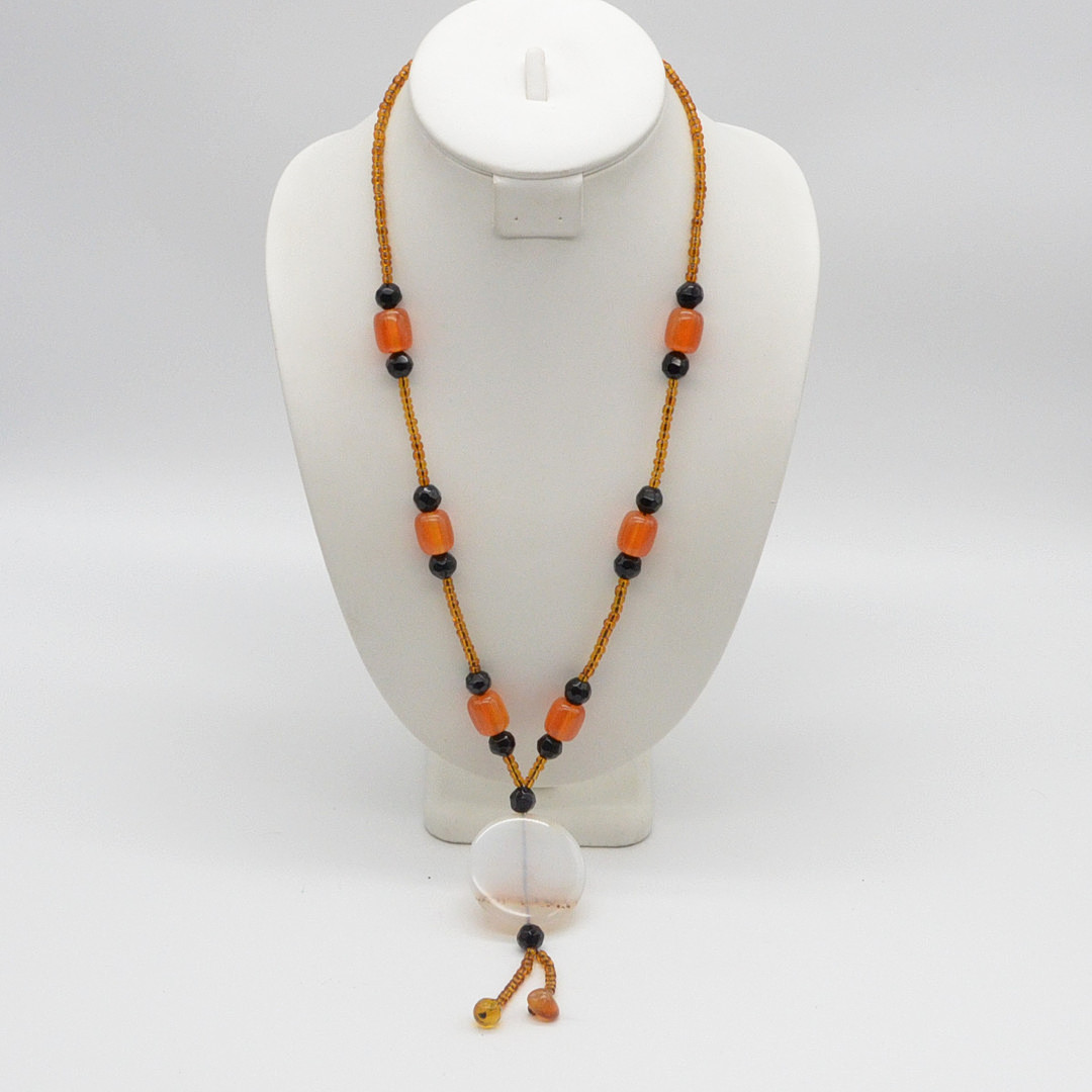 HANDGEMACHTES COLLIER MIT GHOSENIT UND GLASPERLEN, ENDLOSKETTE, VINTAGE, CA. 68 CM.