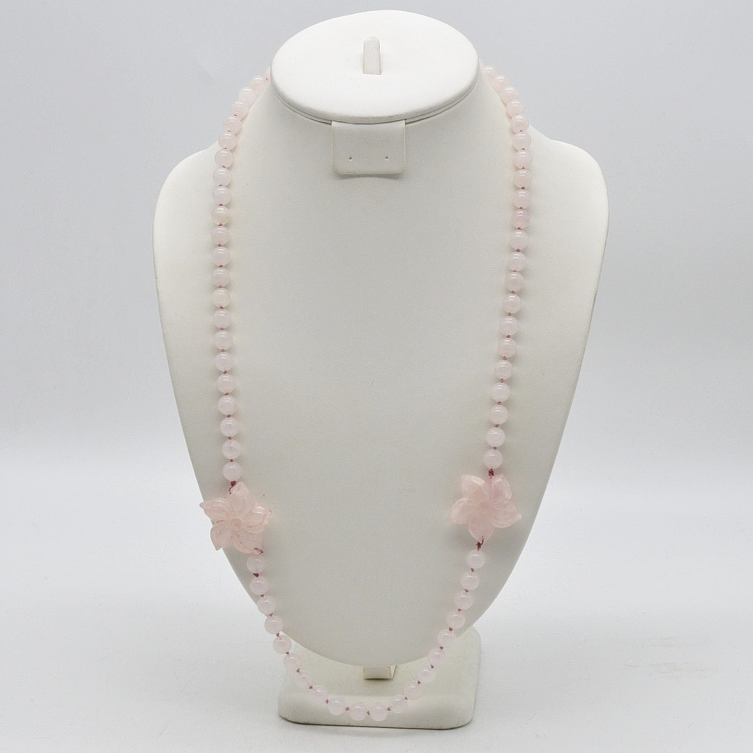ROSENQUARZ COLLIER, ZWEI HANDGESCHNITZTE BLUMEN AUS ROSENQUARZ, ENDLOS, VINTAGE, CA. 71 CM.