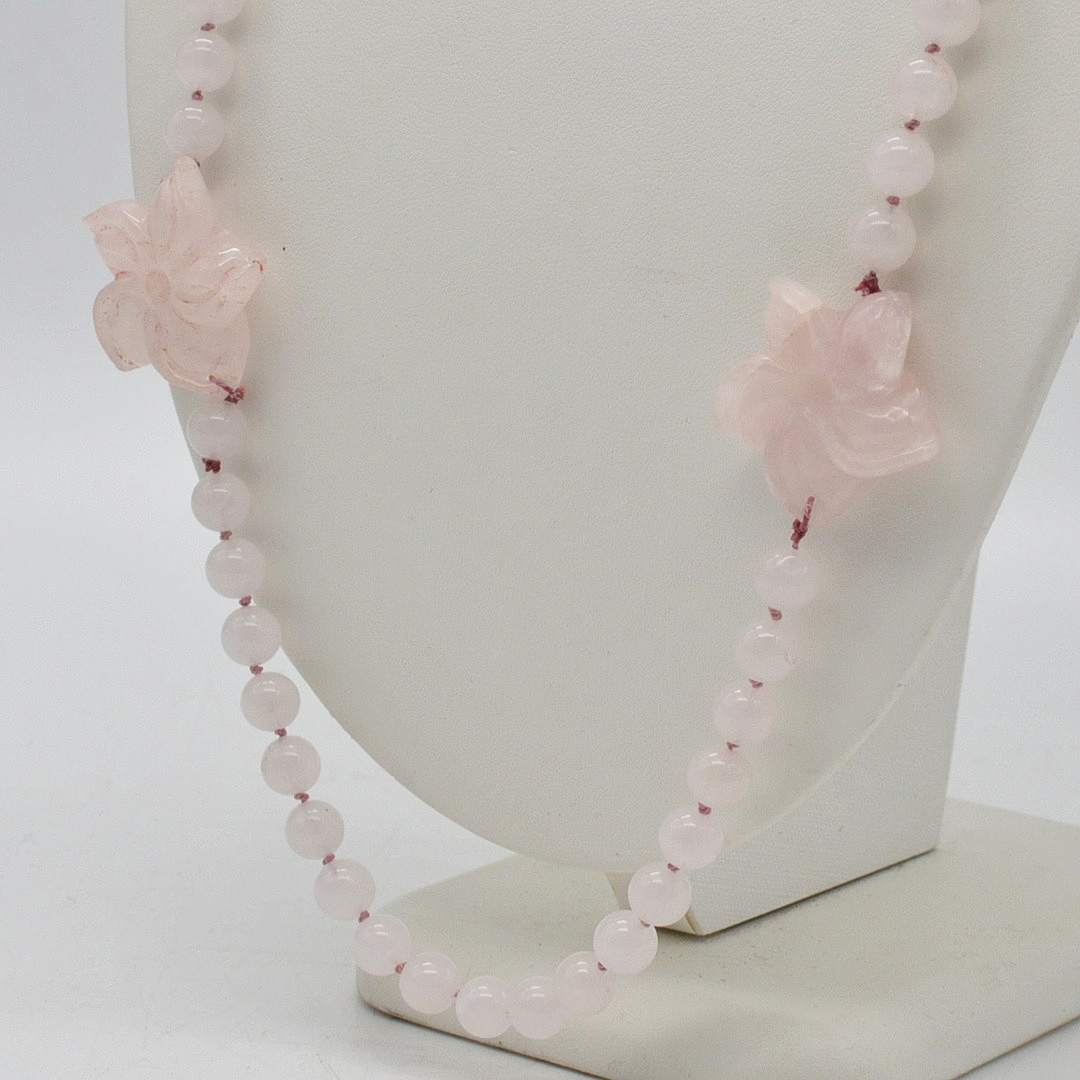ROSENQUARZ COLLIER, ZWEI HANDGESCHNITZTE BLUMEN AUS ROSENQUARZ, ENDLOS, VINTAGE, CA. 71 CM.