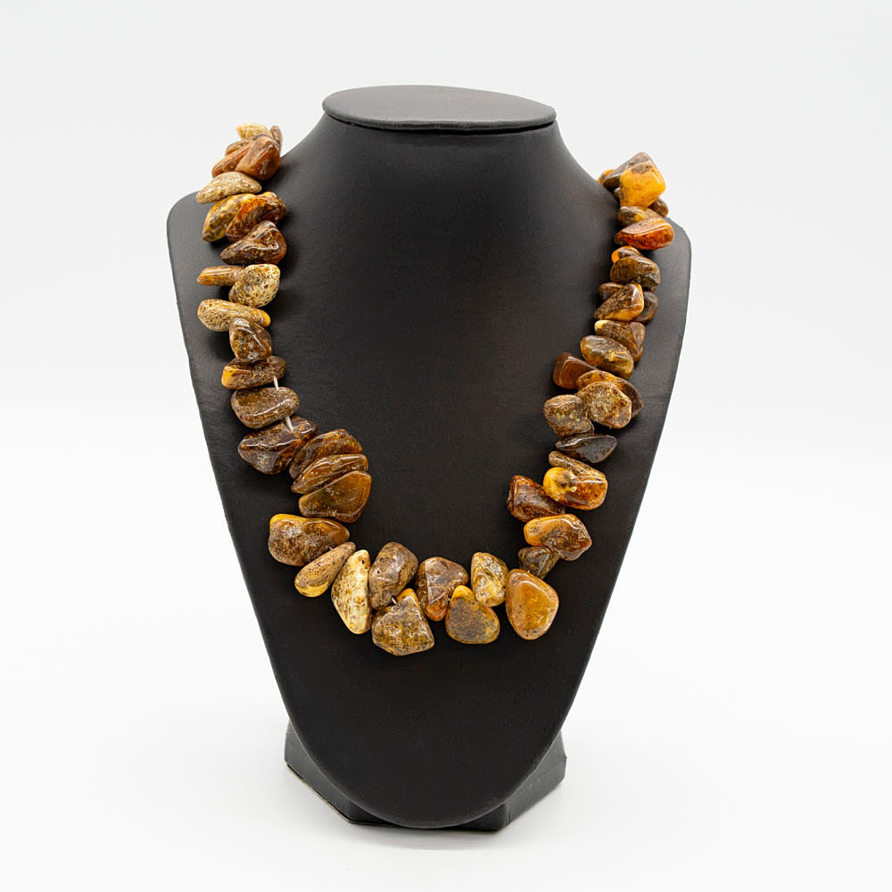 EDELSTEINCOLLIER AUS NATÜRLICHEM BERNSTEIN, MIT BUTTERSCOTCH ANTEIL, POLIERTE PERLEN, MIT SCHRAUBVERSCHLUSS, 20. JAHRHUNDERT, CA. 71 CM.