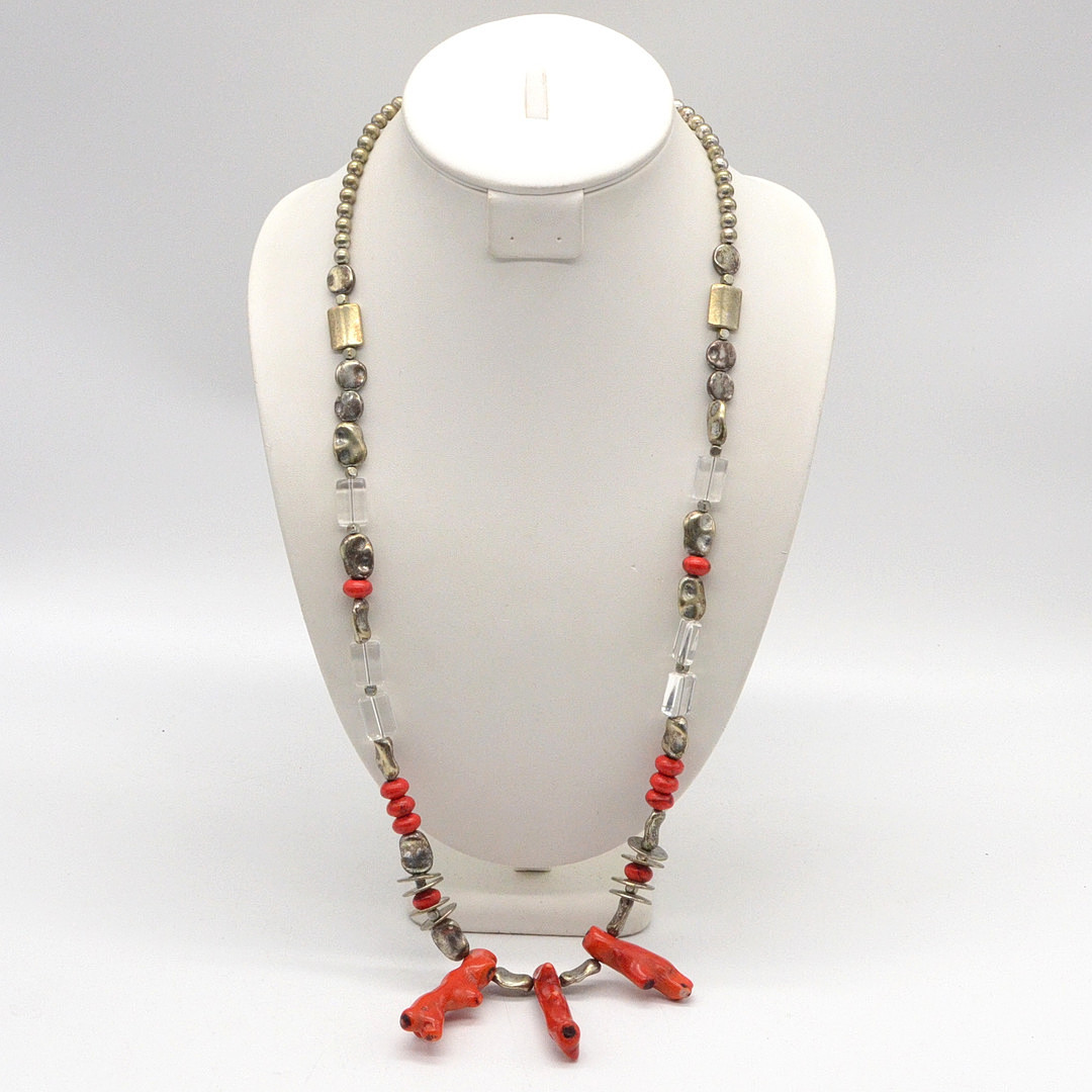 DESIGNERCOLLIER AUS KORALLEN UND KRISTALLGLAS, VERSILBERTE PERLEN, 20. JAHRHUNDERT, CA. 74 CM.