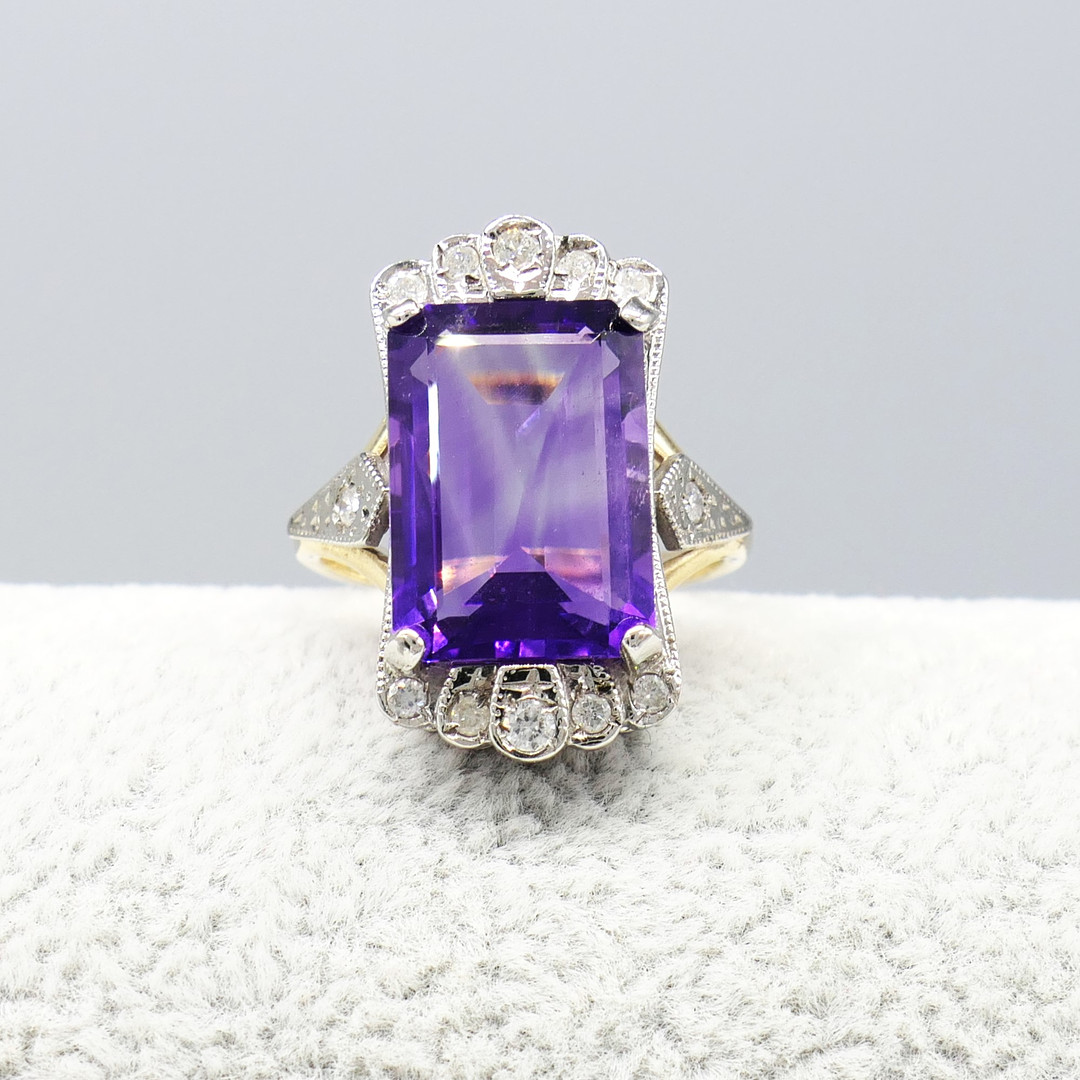 STYLISH AMETHYST & DIAMOND ring.