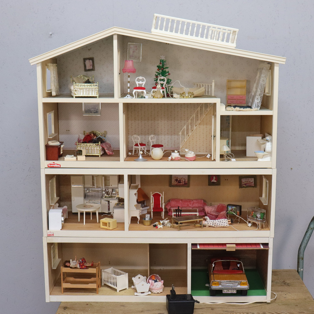 DOCKHUS, Lundby, med diverse möber, bil och tillbehör.