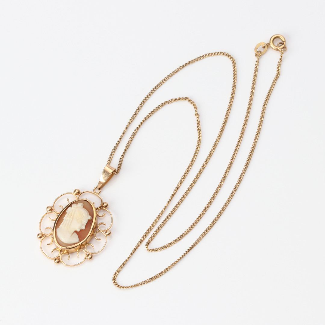 HALSBAND. 18k guld, pansarlänk och hänge med snäckcamé, totalvikt ca 6,7 gram.