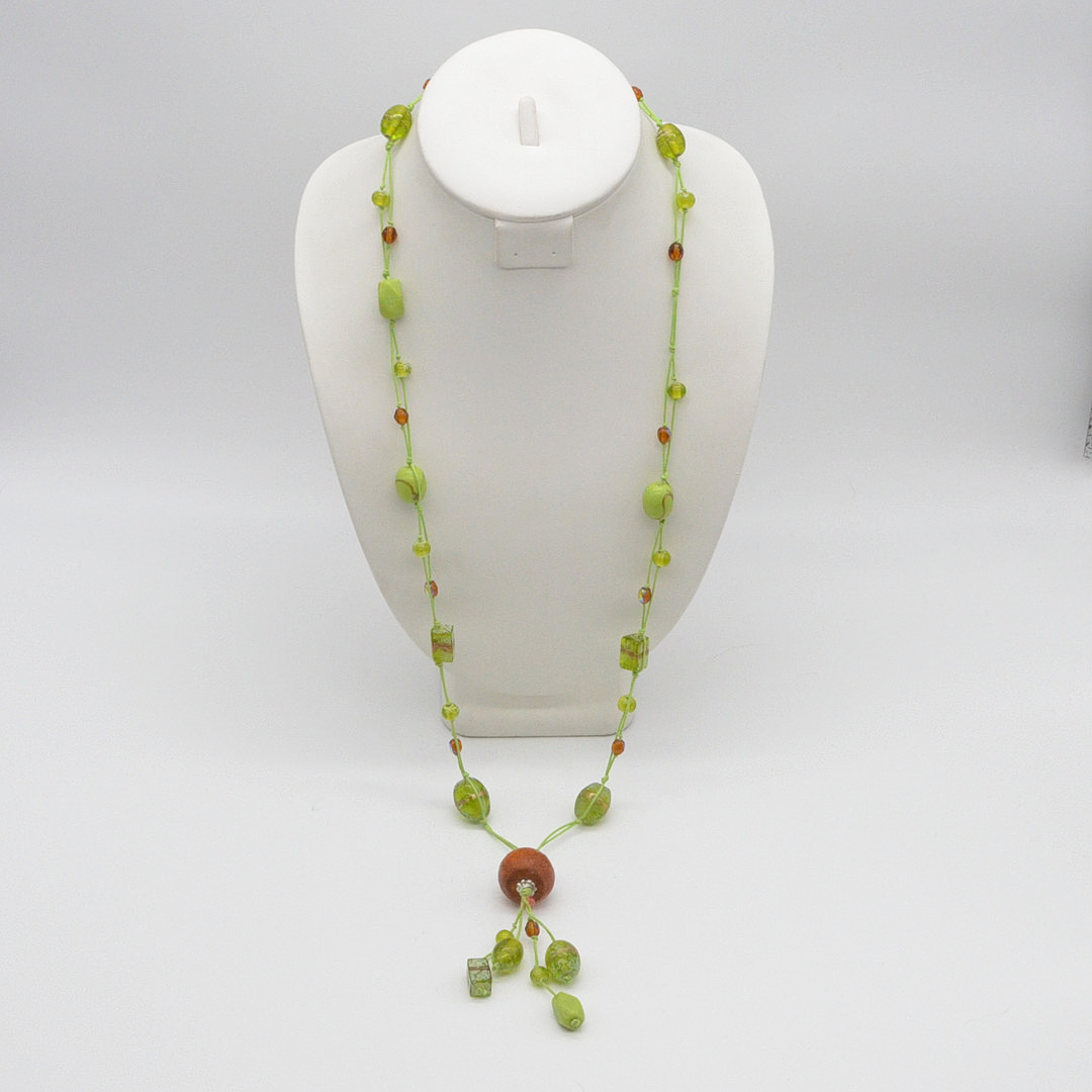 HANDGEMACHTES COLLIER MIT MURANO GLAS PERLEN, GRÜN UND BRAUN, MIT GOLDFLITTER, VINTAGE.