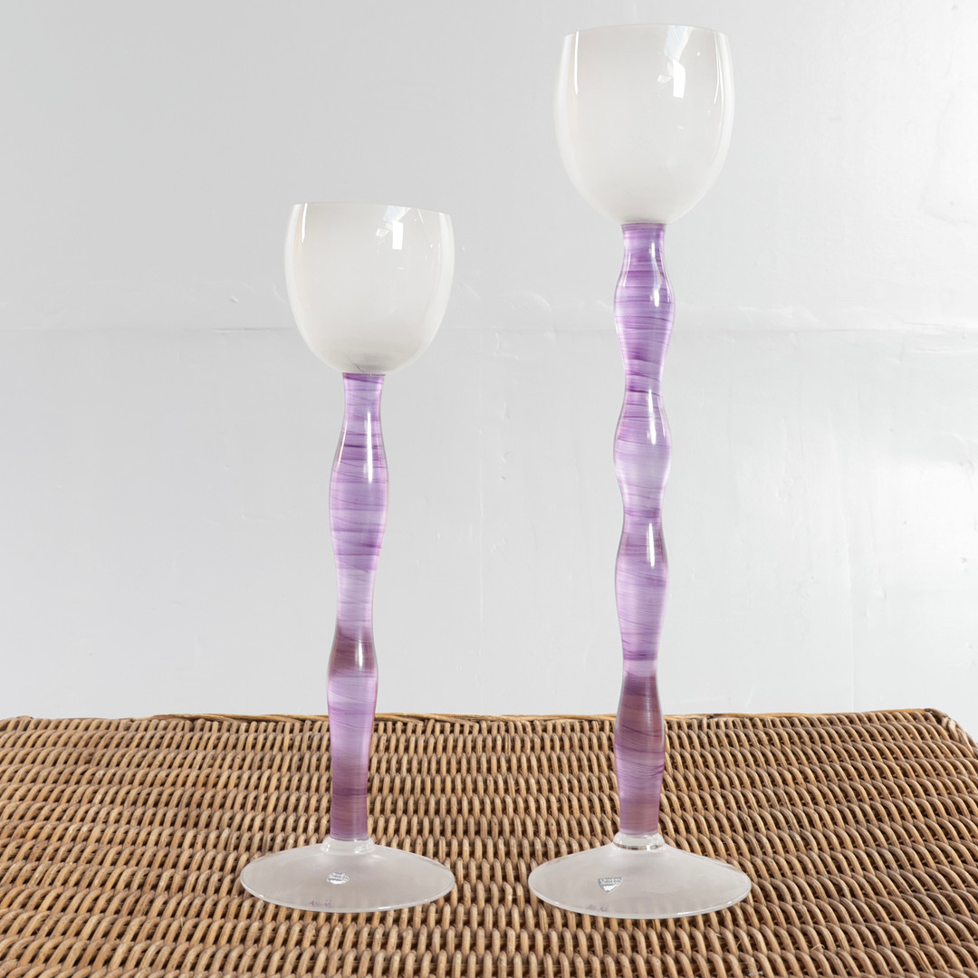 ANNE NILSSON. "Celeste", to lysestager af matteret glas med lilla stammer. Udført hos Orrefors, Sverige. Signeret på fod (2).