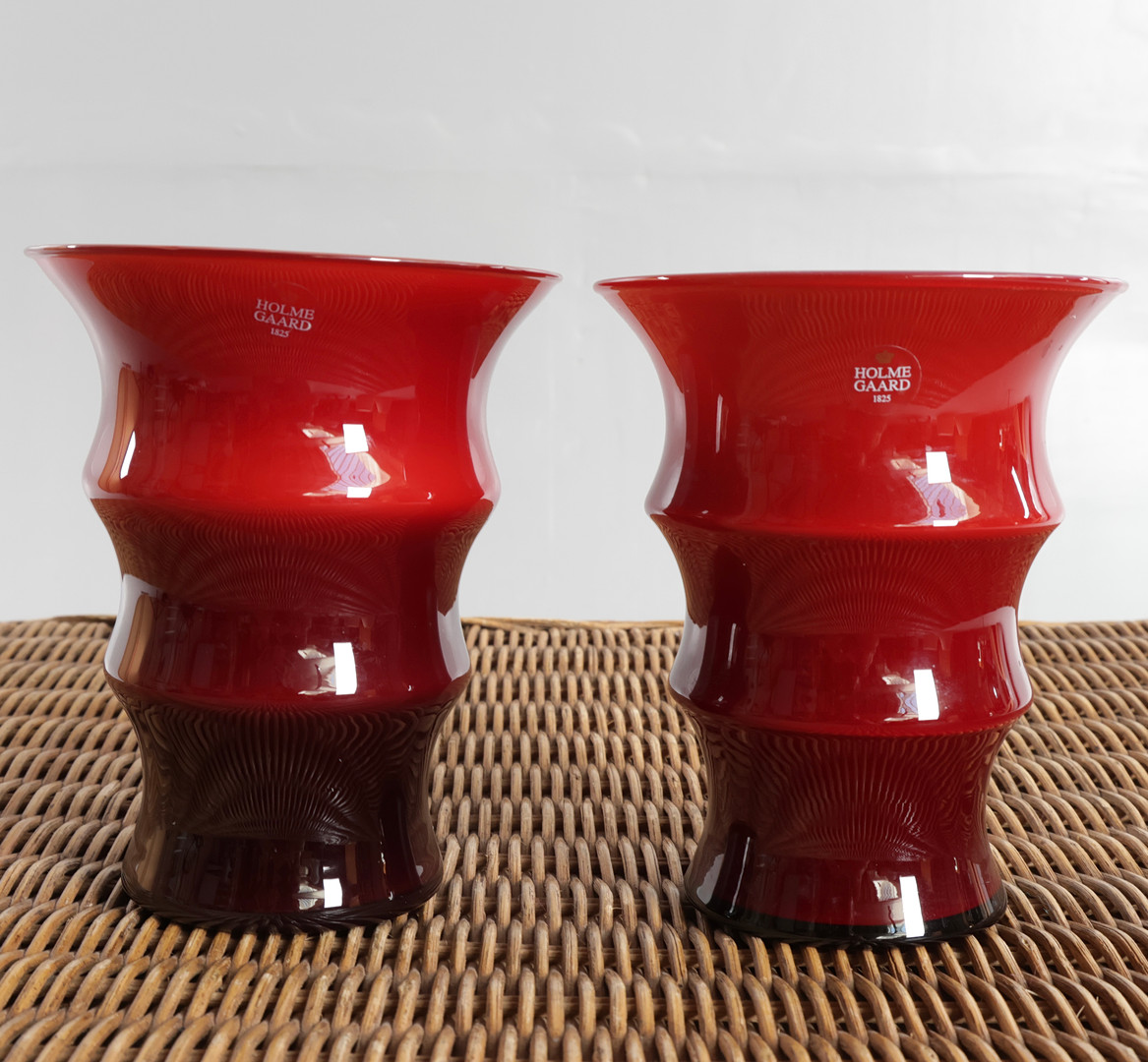 ANJA KJÆR. "Karen Blixen", et par vaser af rødt glas. Udført og mærket hos Holmegaard Glasværk, Danmark (2).