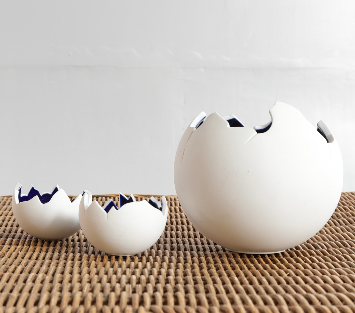 JENS-FLEMMING SØRENSEN (1933 -2017). 'Globe', tre vaser af porcelæn, indvendigt blåglaseret. Udført hos Royal Copenhagen, Dessinnr. 241 / 235 (3).