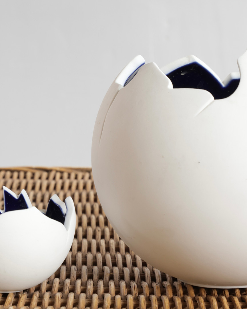 JENS-FLEMMING SØRENSEN (1933 -2017). 'Globe', tre vaser af porcelæn, indvendigt blåglaseret. Udført hos Royal Copenhagen, Dessinnr. 241 / 235 (3).