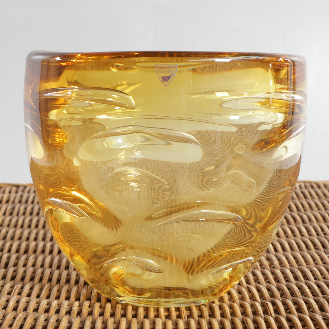 LARS HELLSTEN. Skål af gult glas. Udført hos Orrefors, Sverige. Signeret i bunden, Orrefors LH 5161-13.