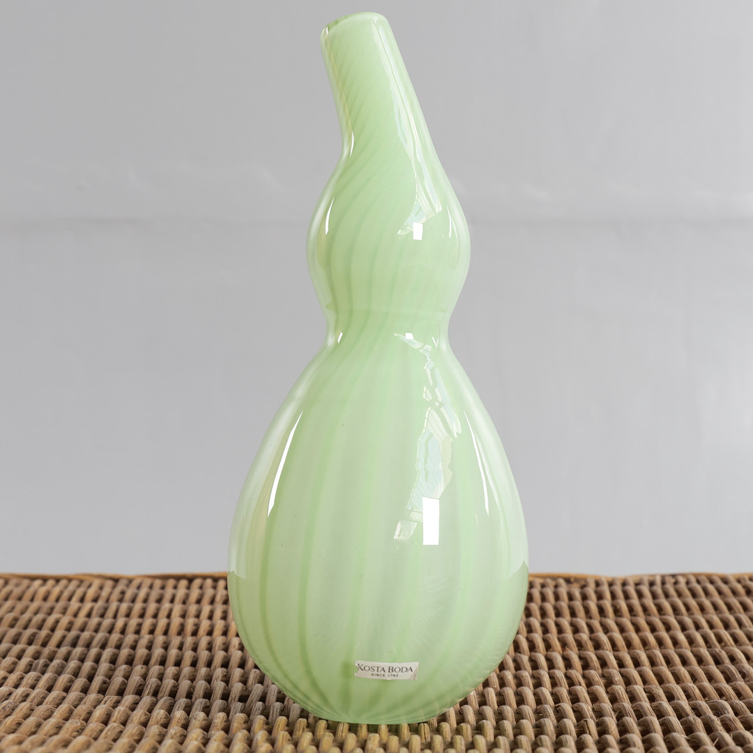 SUSANNE ALLBERG. Vase af grønt stribet glas. Udført hos Kosta Boda, Sverige.
