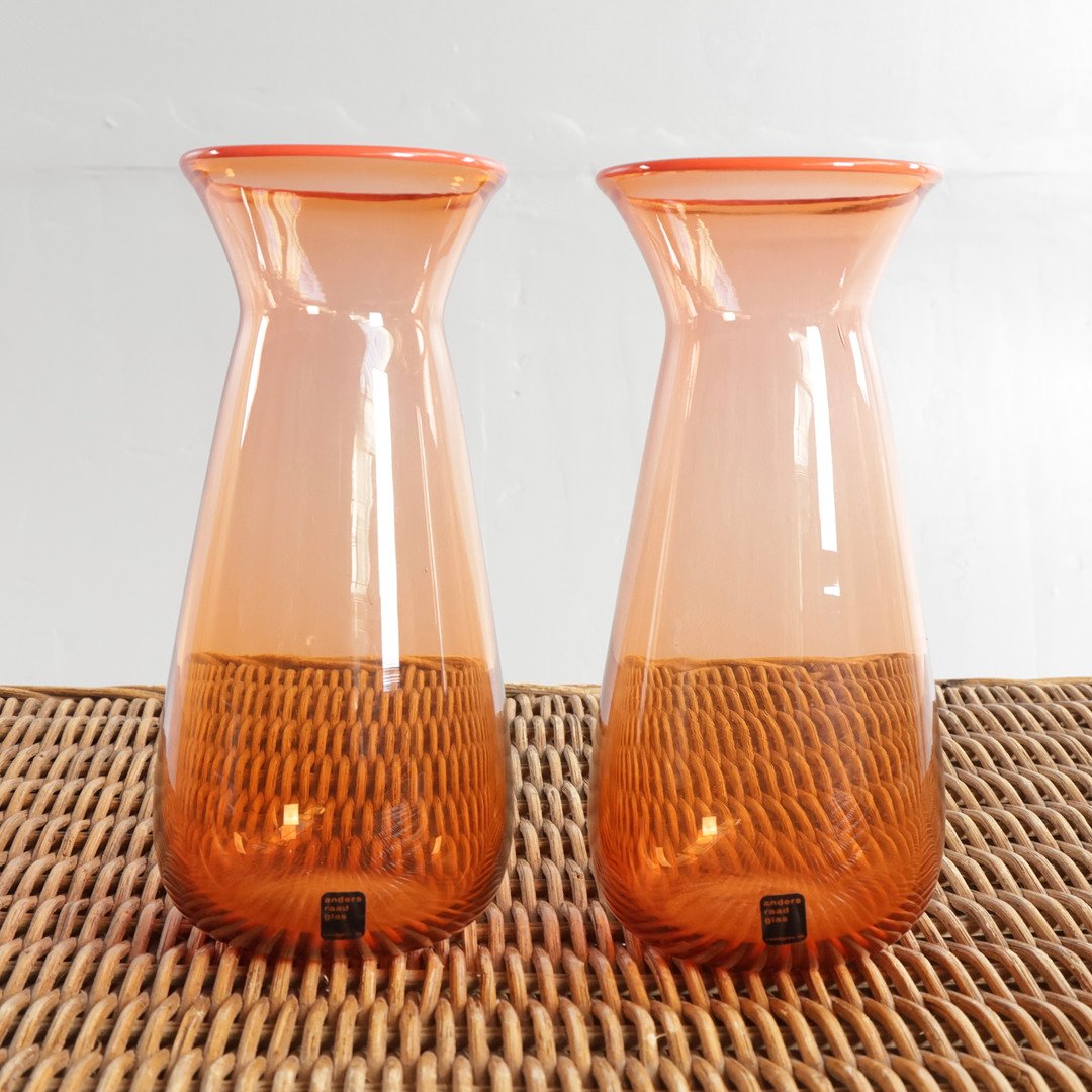 ANDERS RAAD. Et par vaser af orange glas, mundinger med rødlig kant. Udført og mærket hos Anders Raas Glas, Danmark (2).