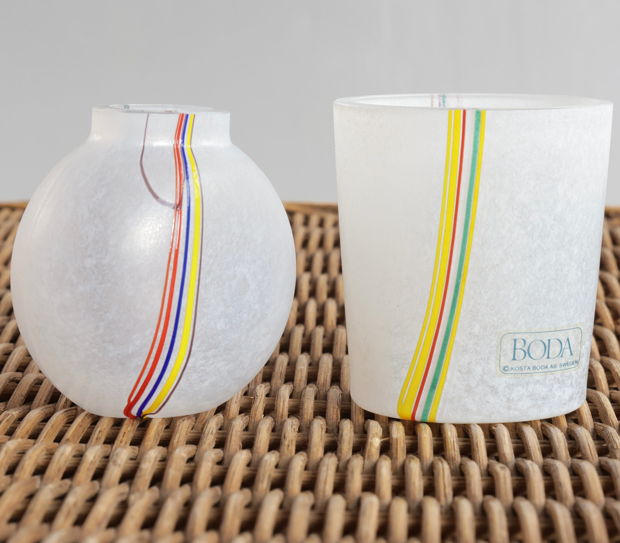 BERTIL VALLIEN. "Rainbow", to miniature vaser af hvidt glas med flerfarvet dekoration. Udført hos Kosta Boda, Sverige (2).