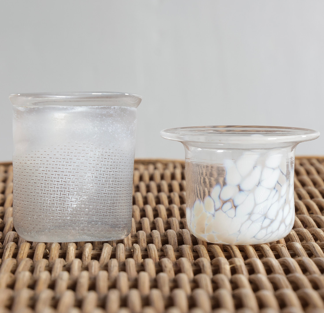 BERTIL VALLIEN M.FL. To miniature vase af klart glas med dekorationer. Udført hos Kosta Boda, Sverige (2).