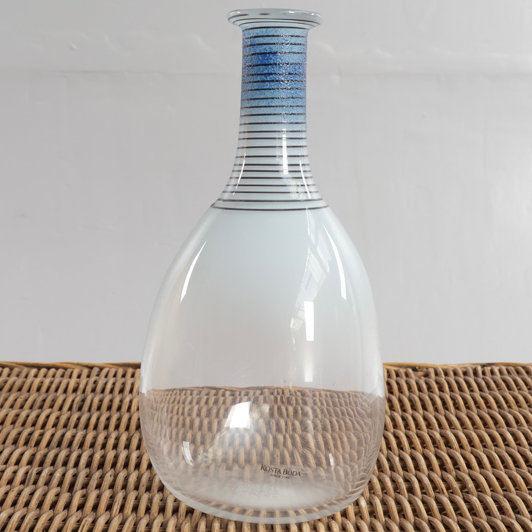 BERTIL VALLIEN. "Spirit", flaskeformet vase af klart og farvet glas. Udført hos Kosta Boda, Sverige. Signeret, Kosta Boda B. Vallien 40133.