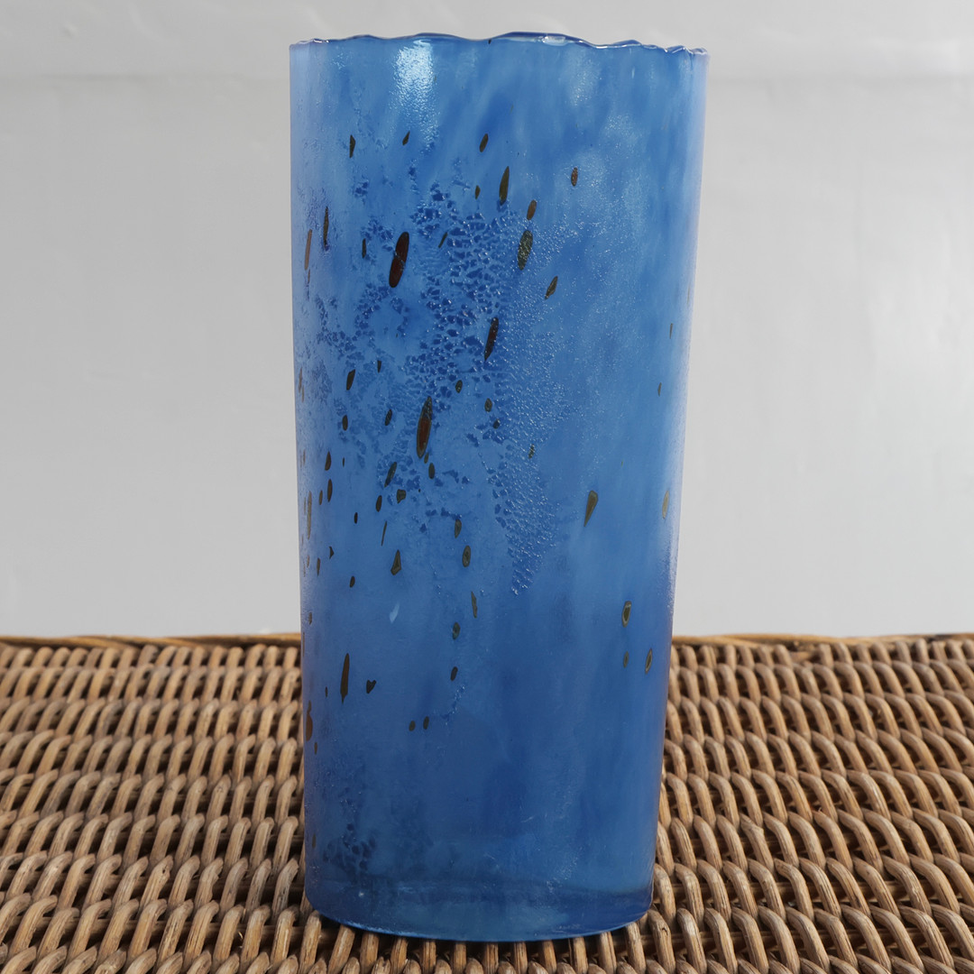 BERTIL VALLIEN. Blå vase "Chicko" Kosta Boda, usigneret.