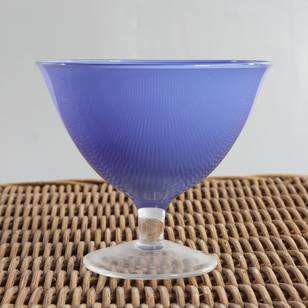 Opsats med blå skål og fod af klart glas. Skandinavisk glasdesign.