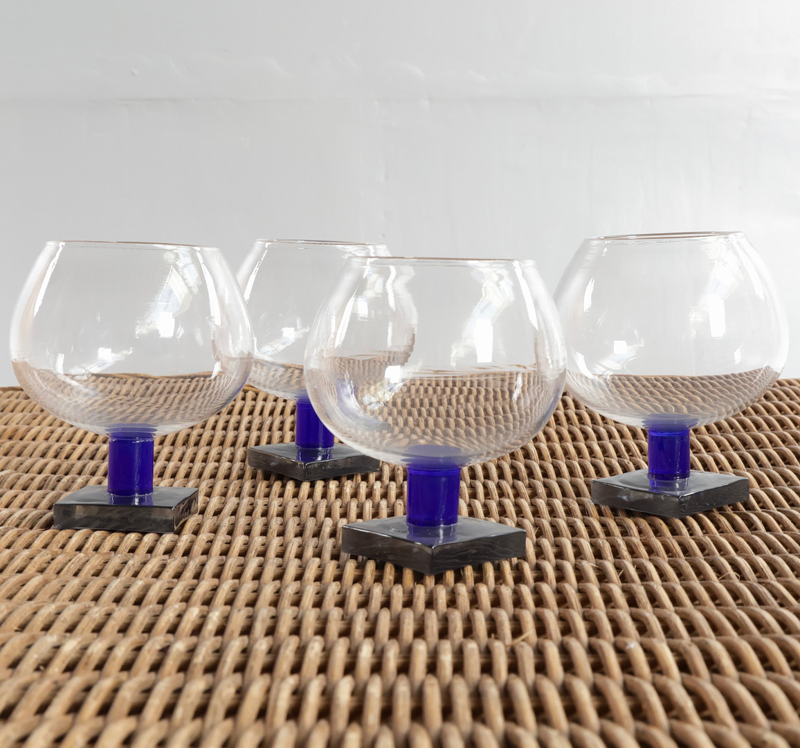 PERNILLE BÜLOW. Sæt på fire cognacglas, firkantet fod og stamme af farvet glas. Udført hos Pernille Bülow, Bornholm, Danmark (4).
