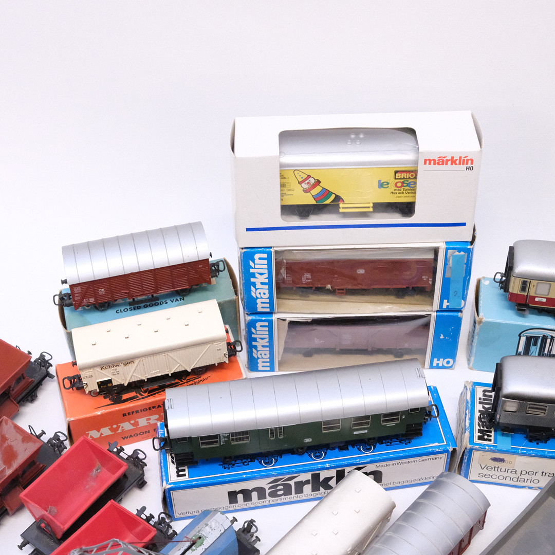 MÄRKLIN. MODELLJÄRNVÄG, 56 VAGNAR. SKALA H0.