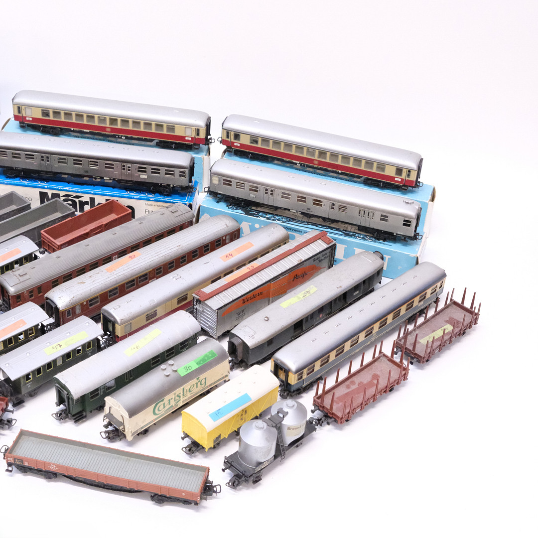 MÄRKLIN. MODELLJÄRNVÄG, 56 VAGNAR. SKALA H0.