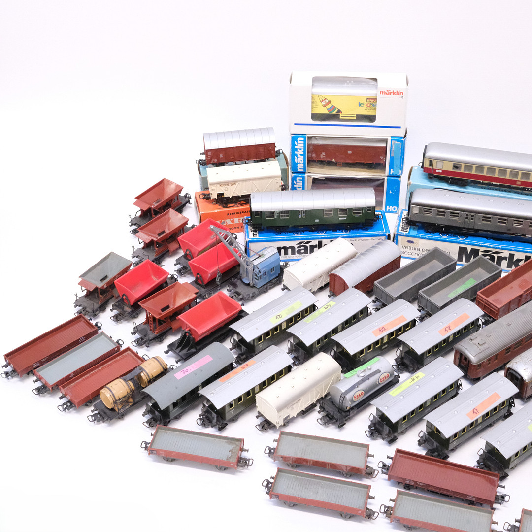 MÄRKLIN. MODELLJÄRNVÄG, 56 VAGNAR. SKALA H0.