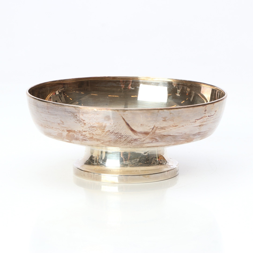 ERIC LÖFMAN. SKÅL PÅ FOT. Silver. Fylld fot, total vikt ca 270 gram. Uppsala, 1974.