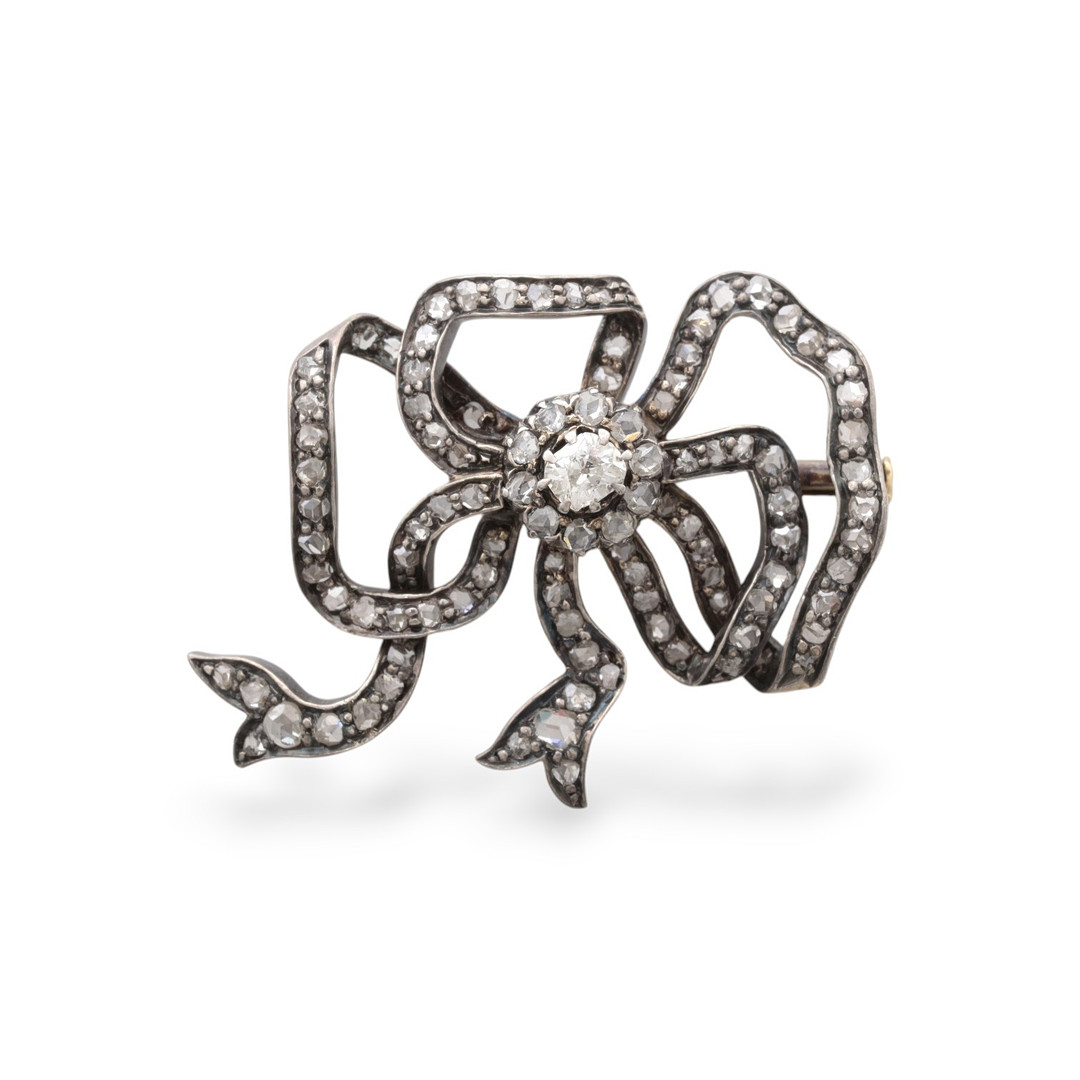 Bow-shaped diamonds brooch, late 19th Century.