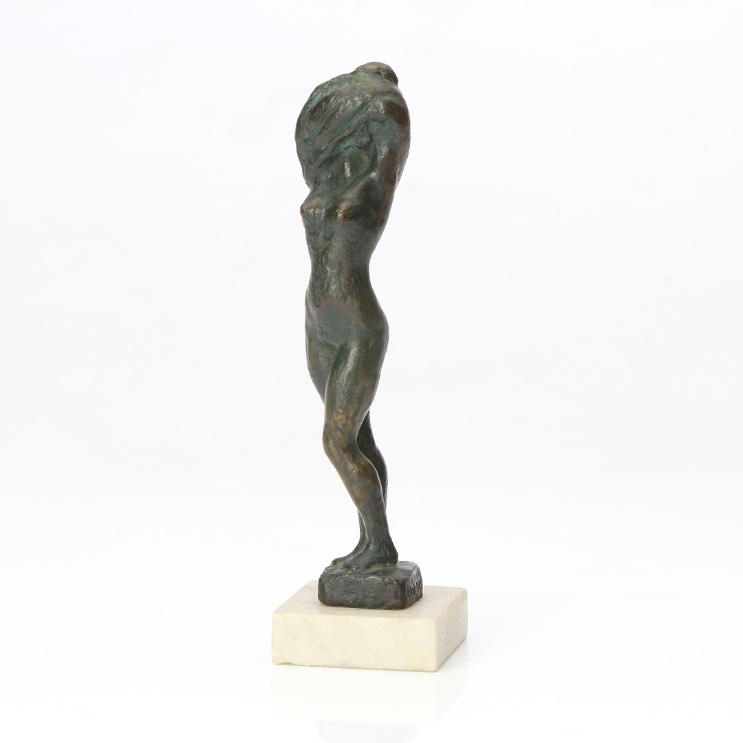 HELGE HÖGBOM. SKULPTUR. Patinerad brons på stensockel. Kvinnofigur. Signerad.