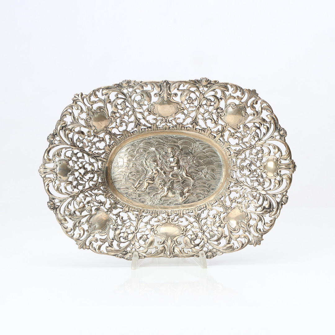 SKÅLFAT. Silver med genombruten dekor. Vikt ca 405 gram. Svenska importstämplar.