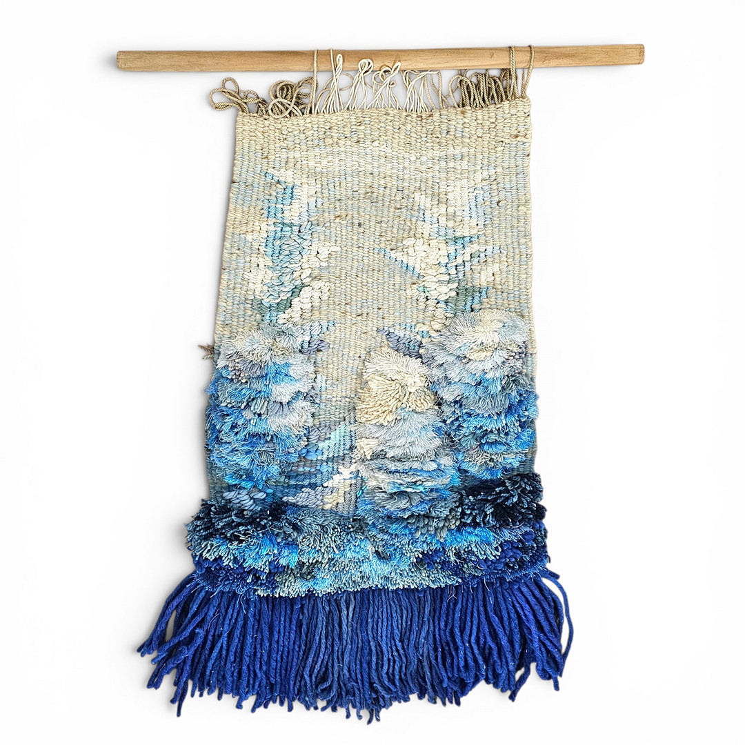 Mª ASSUMPCIÓ RAVENTÓS TORRAS. Tapiz. "El Mar Mediterrani" Tapíz de alto lazo. Firmado y titulado por la artista en el reverso.