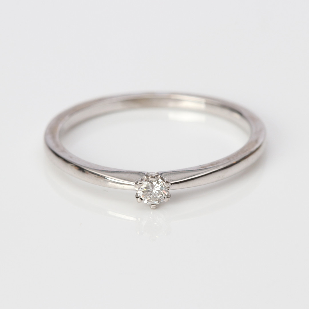 DIAMANTRING. 18k vitguld med en briljantslipad diamant 0,10 ct, Guldfynd, vikt ca 2,8 gram.