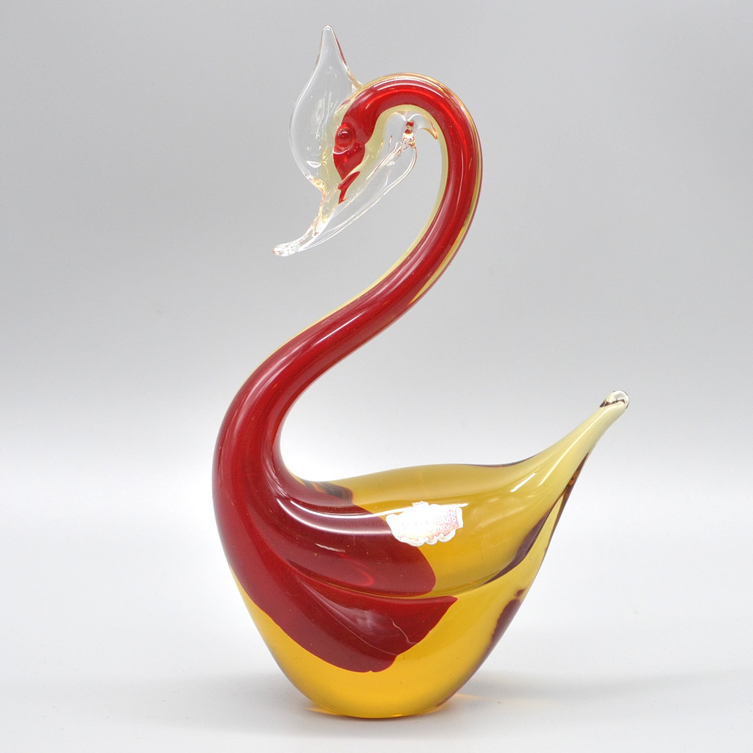 ARCHIMEDE SEGUSO. MURANO GLAS SKULPTUR, SCHWAN, SOMMERSO, ROT-GELB-RANSPARENT, ITALIEN, UM 1950, MIT STUDIOETIKETT.