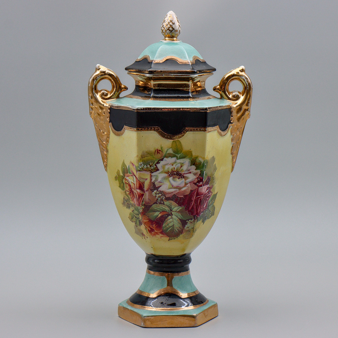 ROYAL CROWN. LOCKURNA PÅ FOT (36cm) PORSLIN, ENGLAND, 1900-TAL.