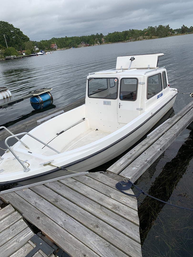 HYTTBÅT, BELLA 580L med utombordare Mariner 75 ELPTO.