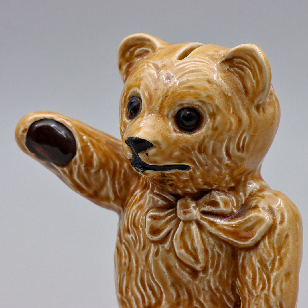SPARBÖSSA I PORSLIN "TEDDY WARE", LANCASTER & SANDLAND, STAFFORDSHIRE, ENGLAND, 1900-TALETS MITT.