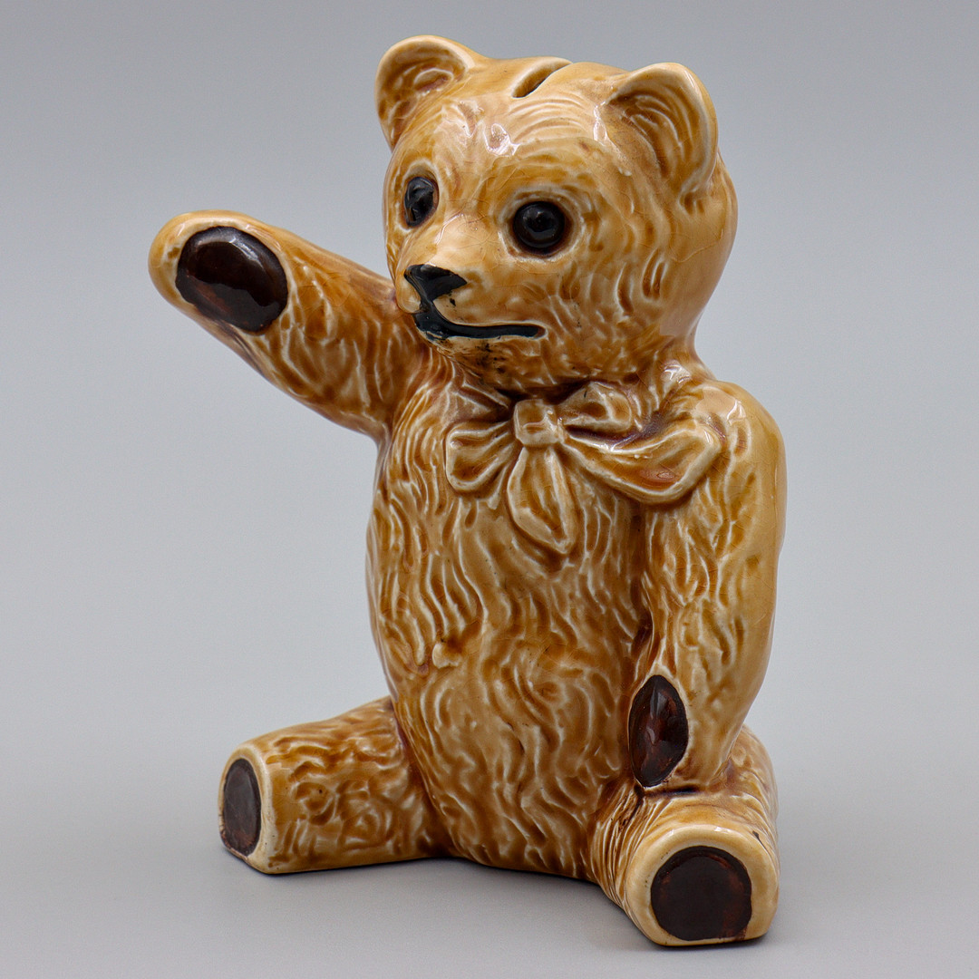 SPARBÖSSA I PORSLIN "TEDDY WARE", LANCASTER & SANDLAND, STAFFORDSHIRE, ENGLAND, 1900-TALETS MITT.