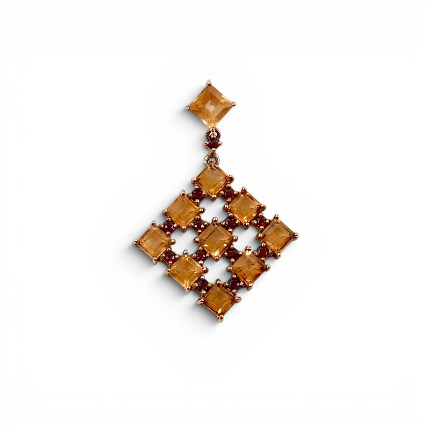 A 9CT GOLD CITRINE AND GARNET PENDANT.