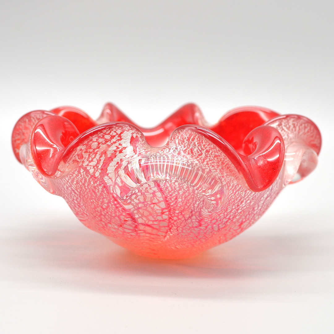 BAROVIER&TOSO. MURANO GLAS SCHALE, BLUMENFORM, STUDIOGLAS MIT SILBERPLATZFOLIE, ITALIEN, 20. JAHRHUNDERT.
