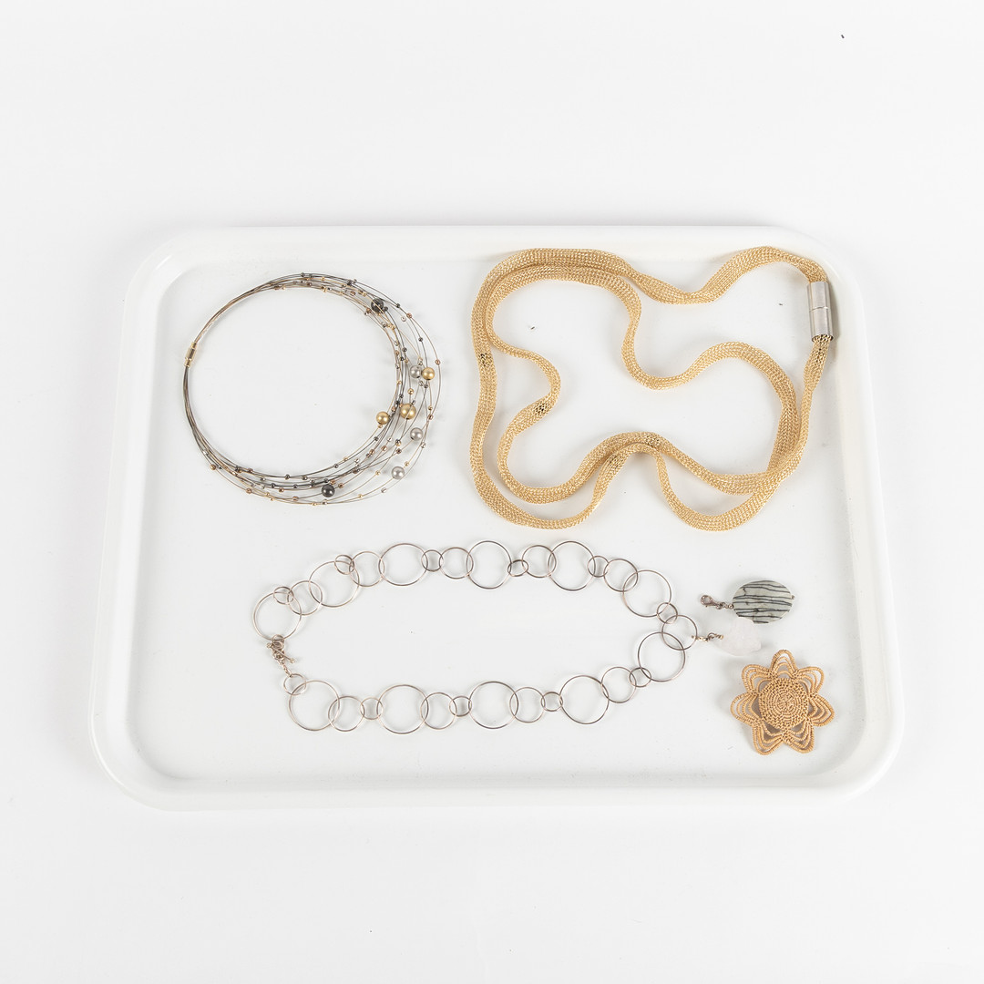 COLLIER, 3 stycken, samtida samt brosch i rotarbete.