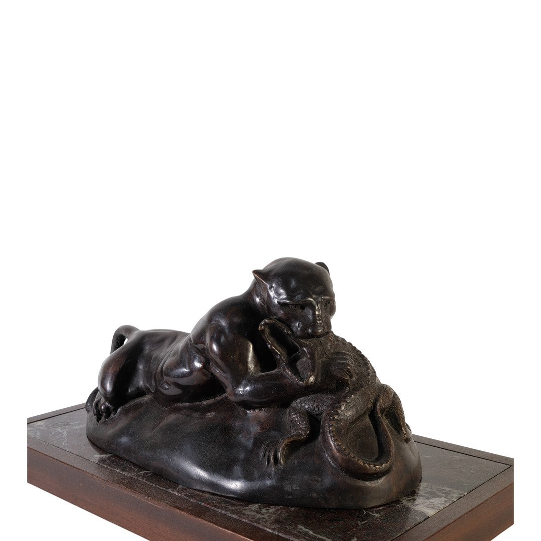 Jaguar cazando cocodrilo. Escultura en bronce.