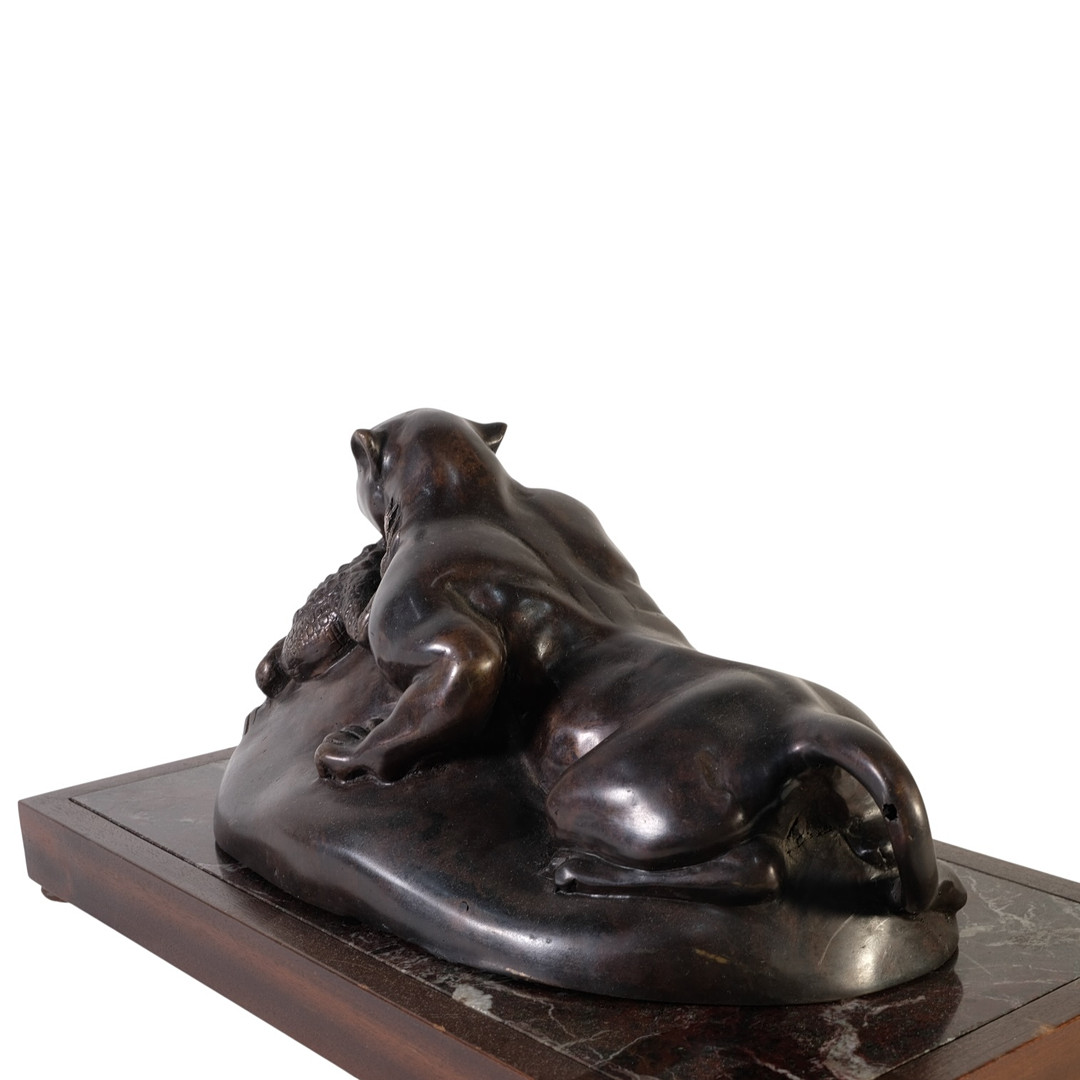 Jaguar cazando cocodrilo. Escultura en bronce.