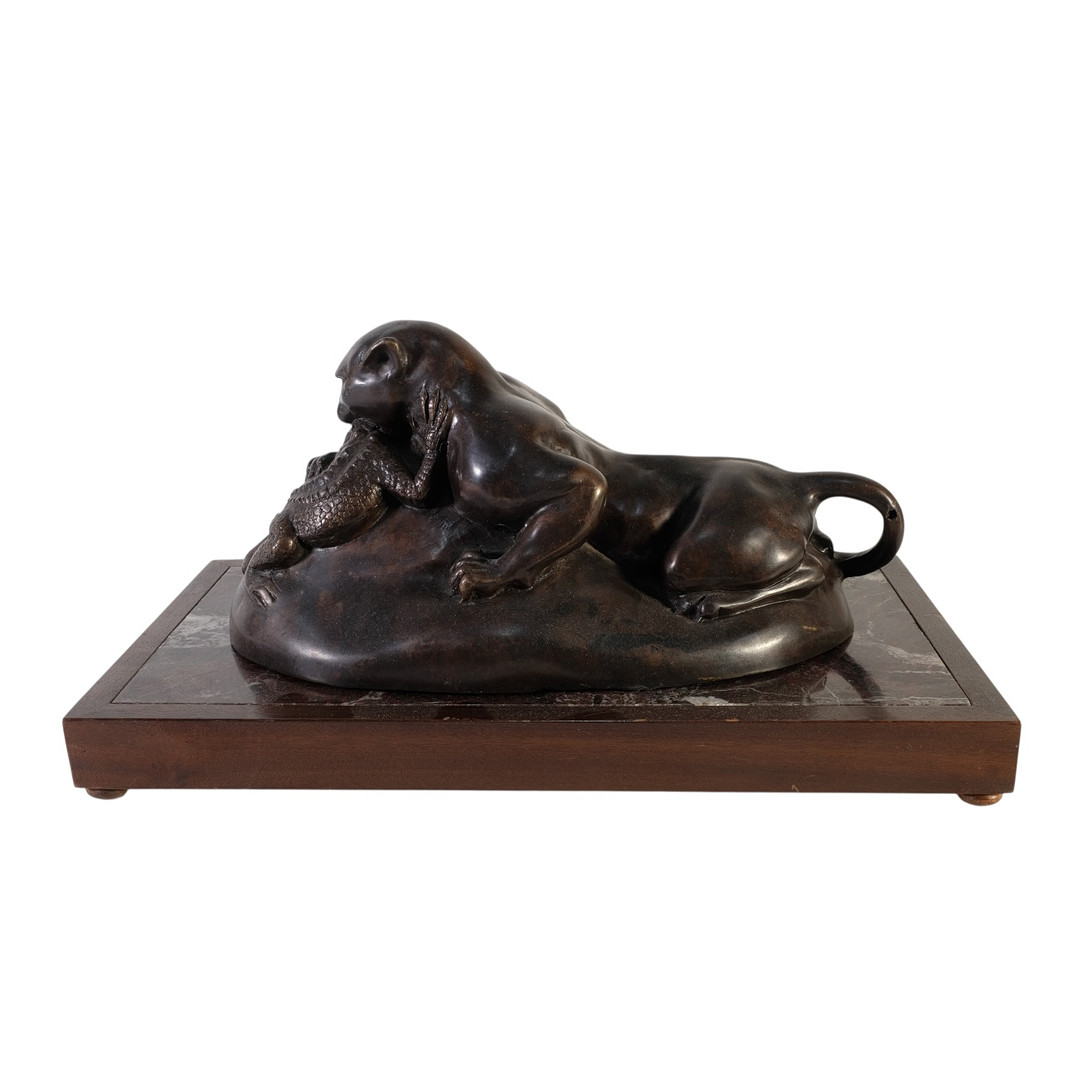 Jaguar cazando cocodrilo. Escultura en bronce.