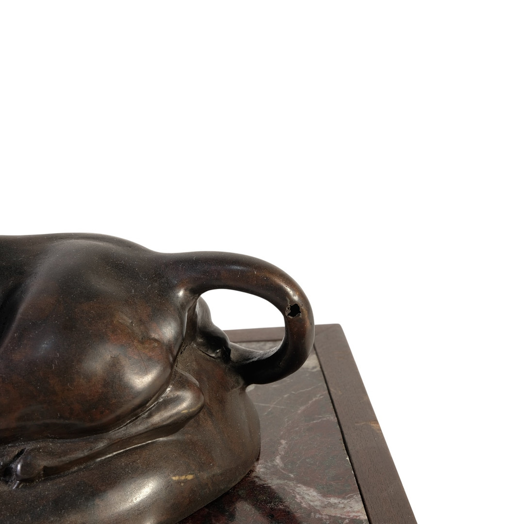 Jaguar cazando cocodrilo. Escultura en bronce.
