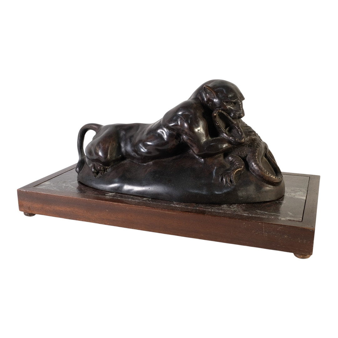 Jaguar cazando cocodrilo. Escultura en bronce.